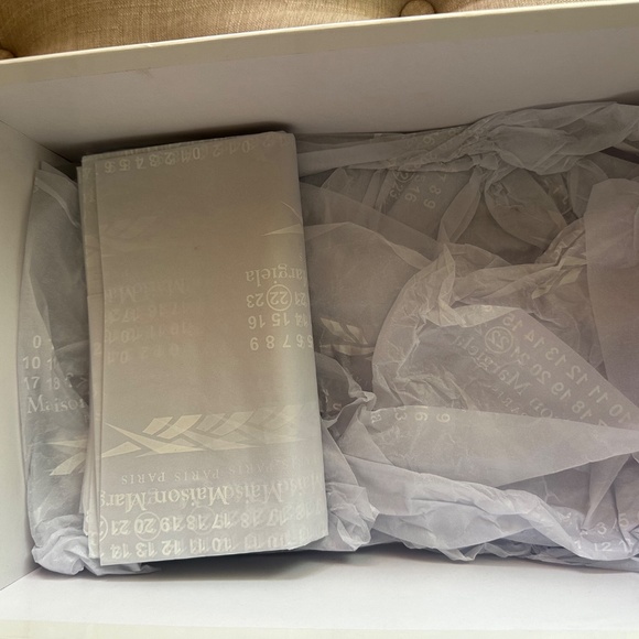 MARGIELA/ REEBOK CLASSIC TABI - Picture 7 of 9